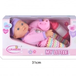 Punčka dojenček 30 cm v oblačilu z dodatki