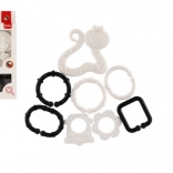 Živalka z ugrizno igračo s črnobelim obeskom