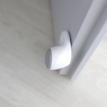 Bela otroška zaščita pred priprtjem vrat