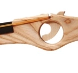 Lesena puška – velika naravna igrača za male kavboje