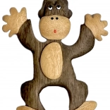 Leseni magnet za hladilnik – opica 2Kids Toys