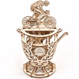 Lesene mehanske 3D sestavljanke UGEARS Kolesar – pokal z gibljivim mehanizmom